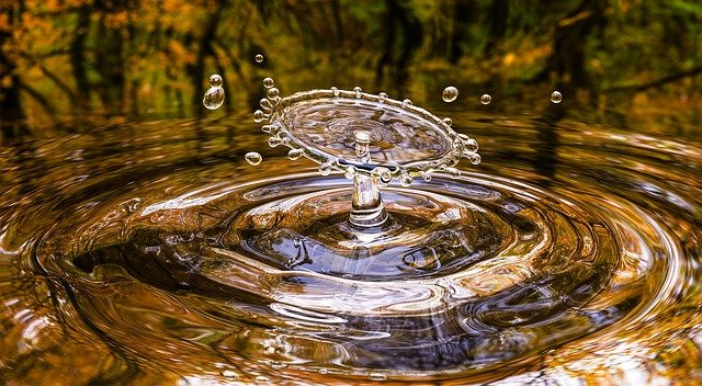 salpicadura de agua al arrojar un objeto a un lago